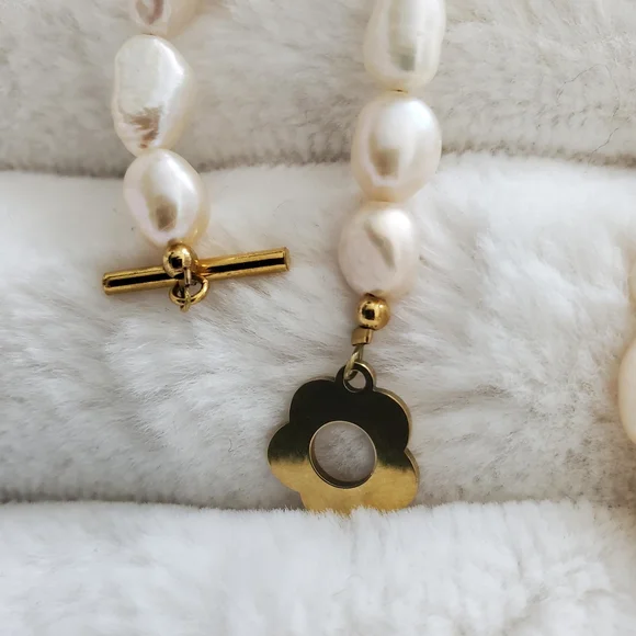 Elegant Cream Pearl Necklace 16 Inches Length - Picture 5 of 6